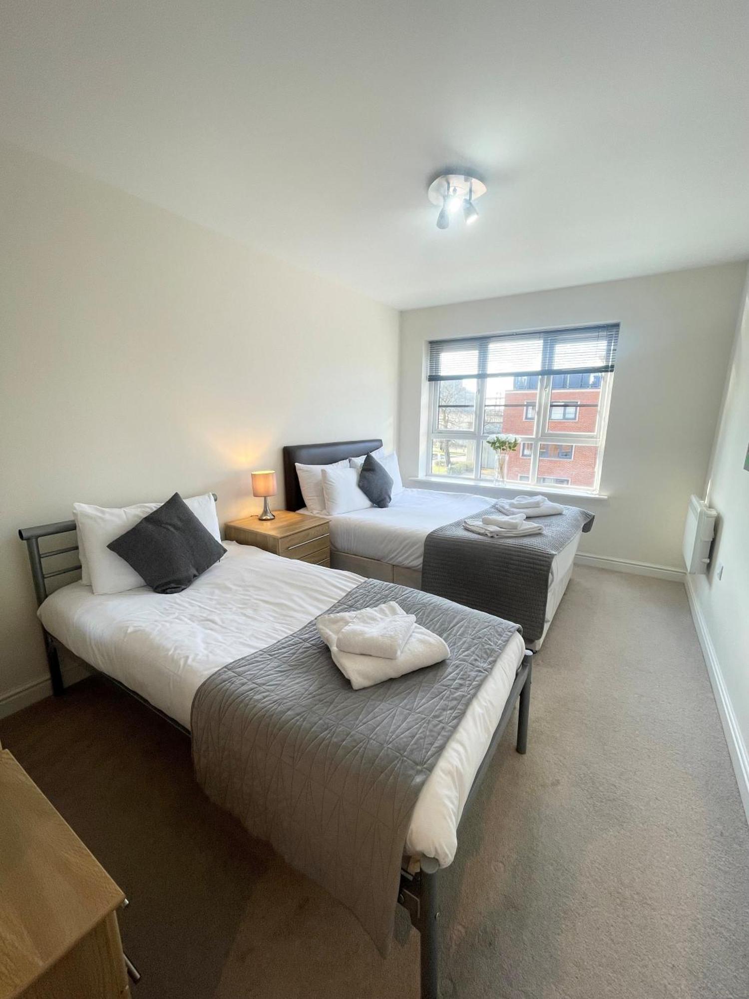 Blue Sky Apartments @Wallis Square, Farnborough Farnborough  Buitenkant foto
