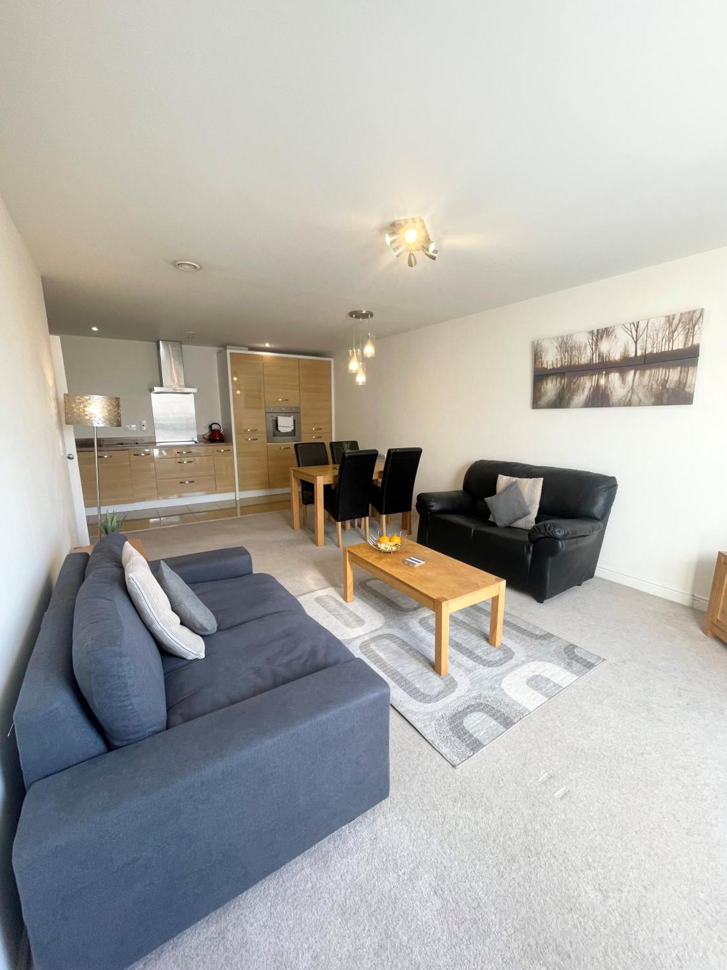 Blue Sky Apartments @Wallis Square, Farnborough Farnborough  Buitenkant foto
