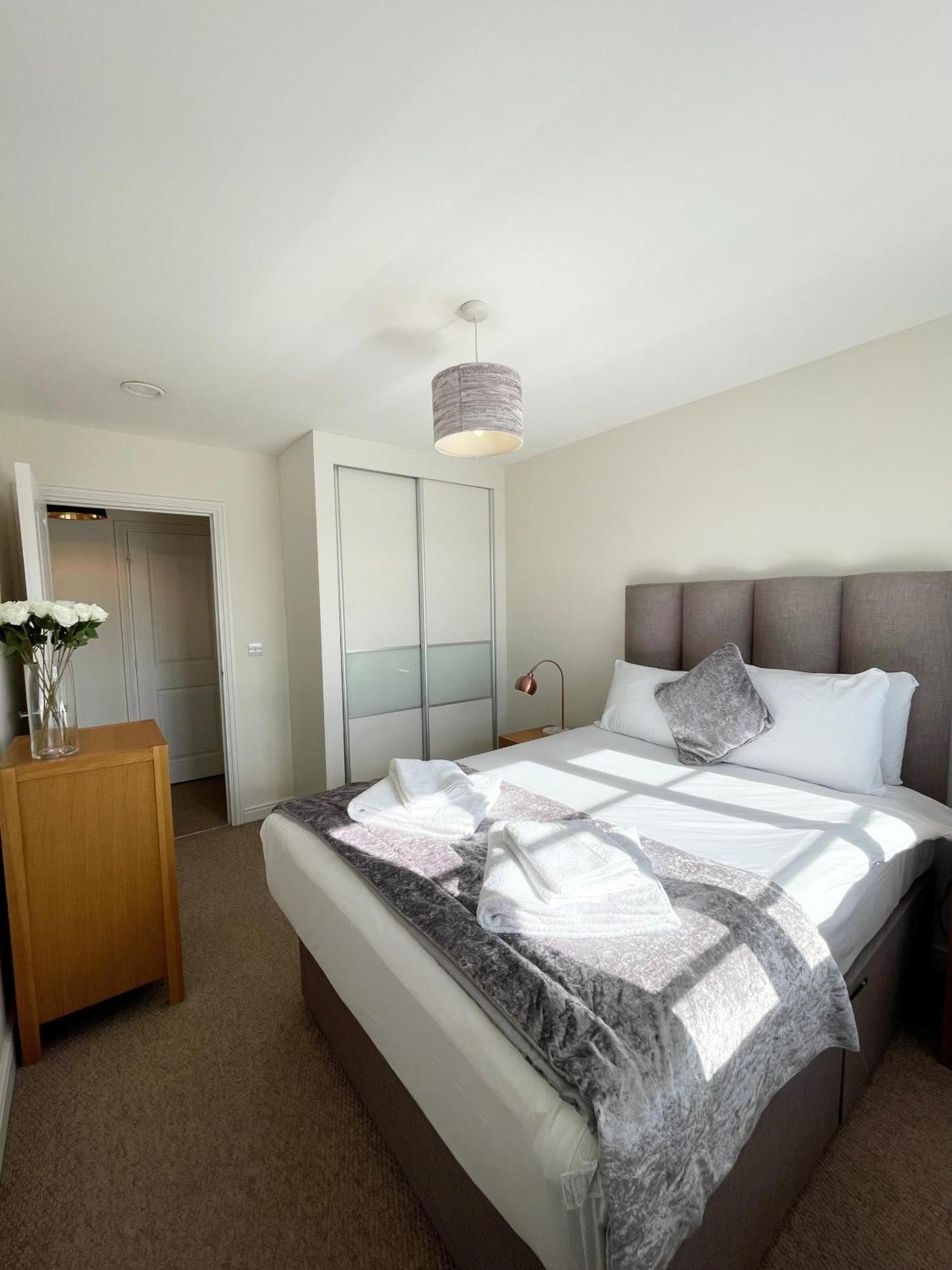Blue Sky Apartments @Wallis Square, Farnborough Farnborough  Buitenkant foto