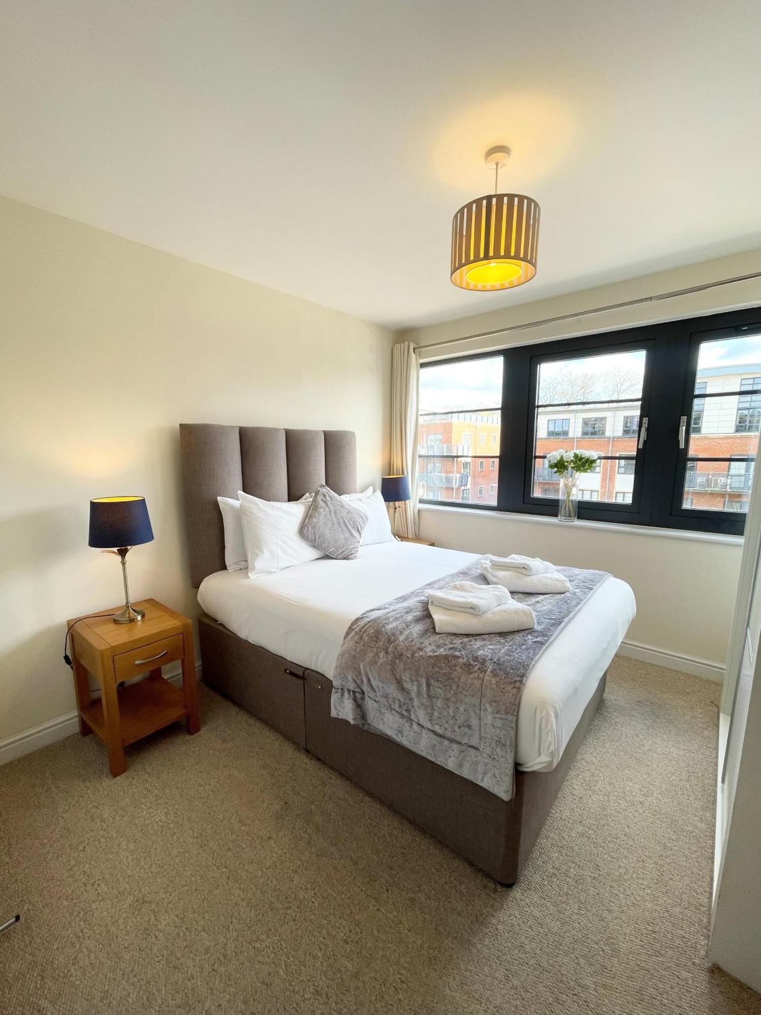 Blue Sky Apartments @Wallis Square, Farnborough Farnborough  Buitenkant foto