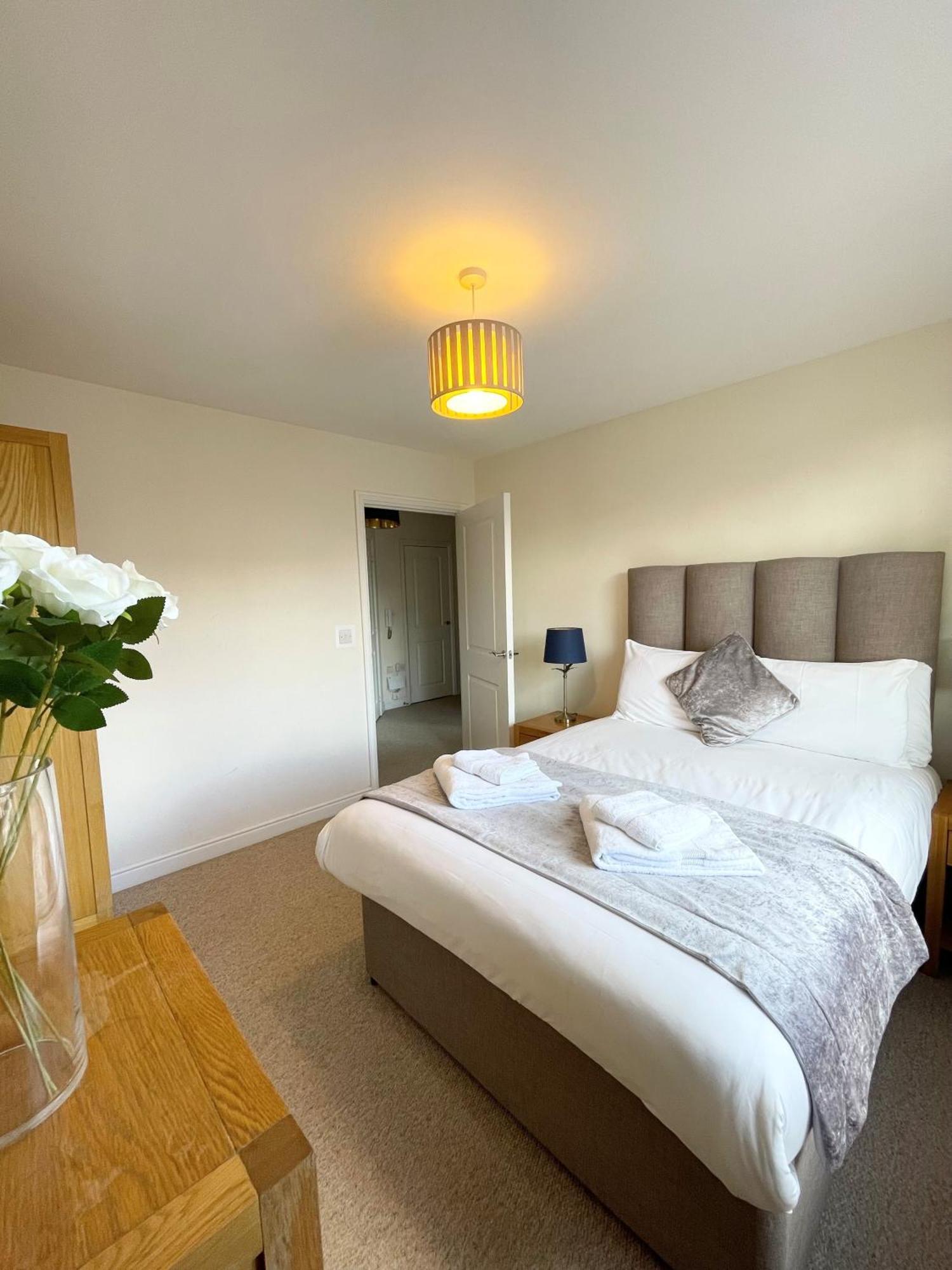Blue Sky Apartments @Wallis Square, Farnborough Farnborough  Buitenkant foto